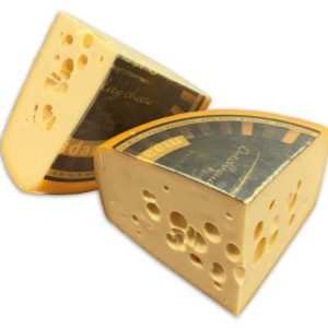 Imagen detallada del Maasdam Pieza, resaltando su sabor suave y los agujeros característicos. Un queso suizo que combina la tradición suiza con la excelencia en cada corte, ideal para tablas de quesos, sándwiches y fondue suiza.