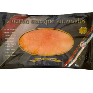 Imagen de un filete de Salmón Ahumado, destacando su textura delicada y el proceso artesanal de ahumado que realza sus sabores únicos.